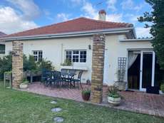 Featured Photo1 - GR4 Zoning - 3 Bedroom House in Diep River